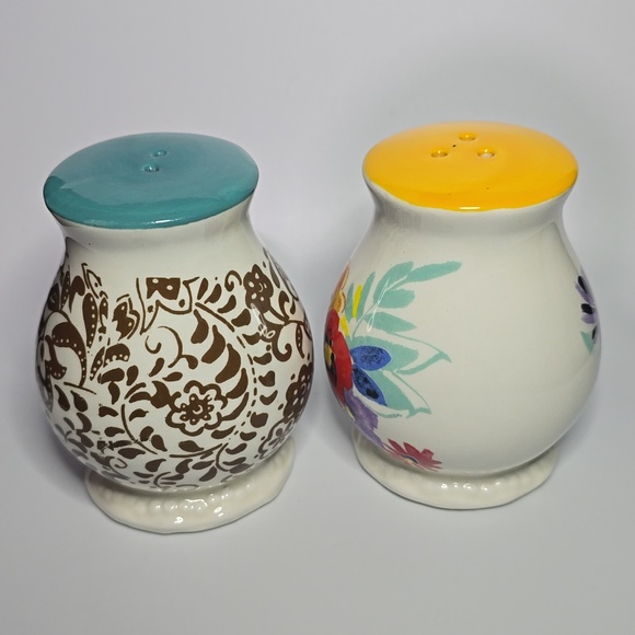 The Pioneer Woman Salt And Pepper Shakers - Picture 2 of 5
